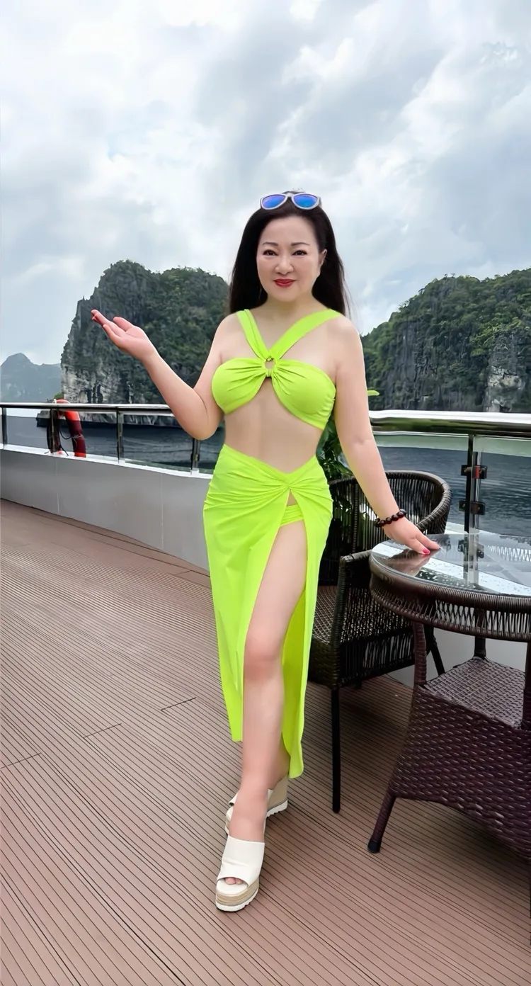 白冰冰在下龍灣遊輪的房間陽台，難得穿上比基尼解放自己。長興影視提供