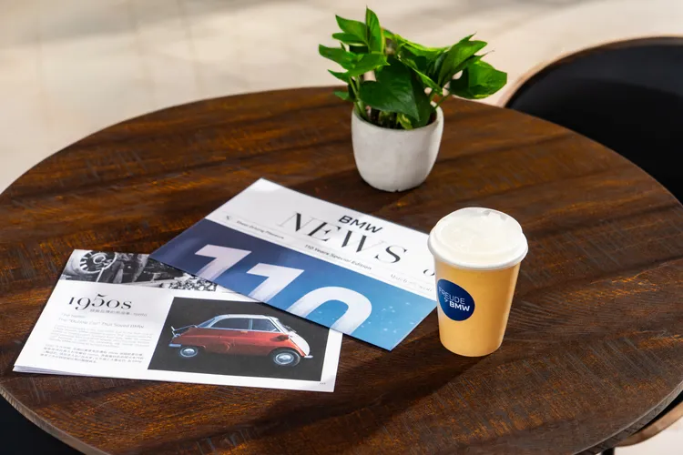「FREUDE by BMW城市巡展」攜手知名咖啡品牌打造期間限定「BMW Café Bar」，讓來賓在咖啡香氣與悠閒氛圍中，感受BMW所倡導的風格生活態度。業者提供