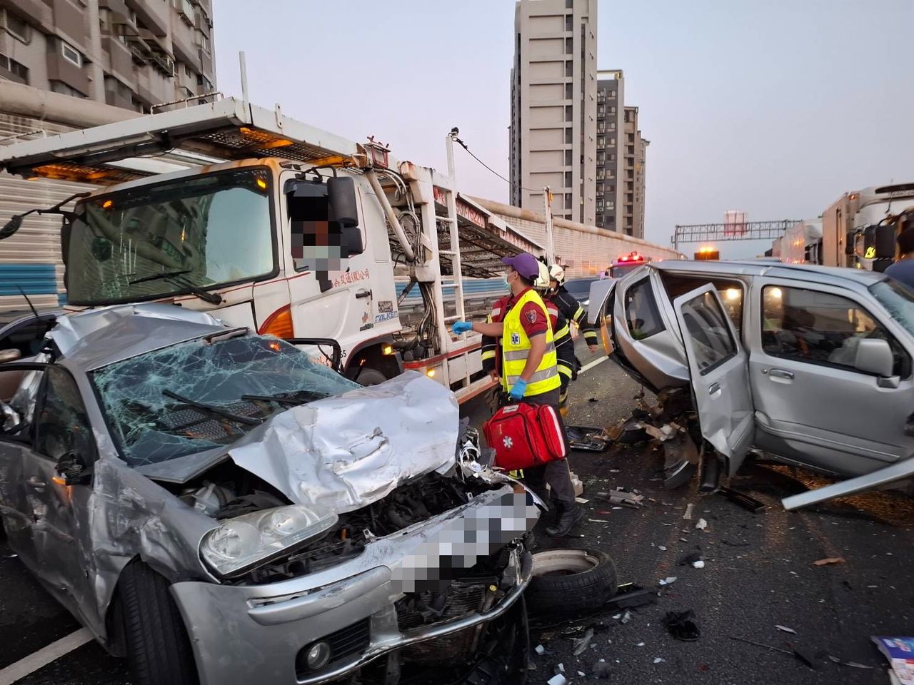 國2西向八德路段10部大小車追撞 7名傷患送醫