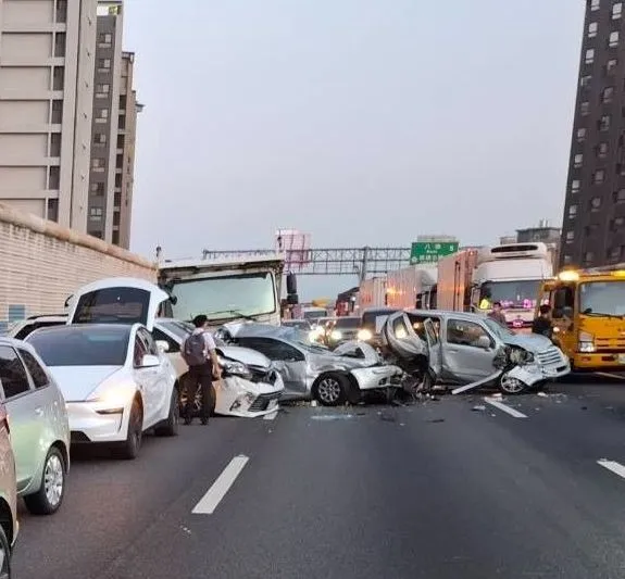 車禍現場。桃園市消防局提供