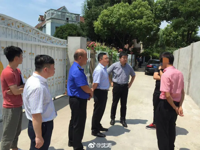 陳宇劍（左四）擔任區長期間表現突出，被拔擢為上海副市長。翻攝微博