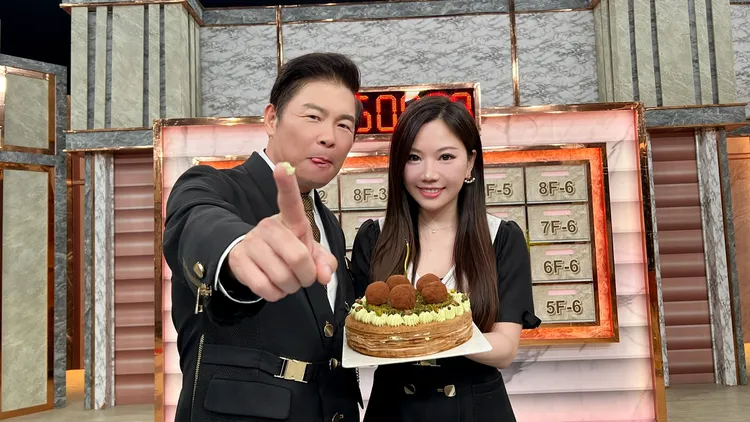 杜拜巧克力變新竹貢丸？曾國城（左）送蛋糕寵搭檔，蔡尚樺驚喜不已。東森綜合台提供