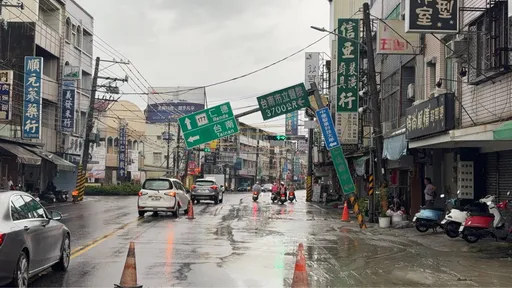 台南仁德出現歪腰路牌！路面也塌陷　原來是這原因