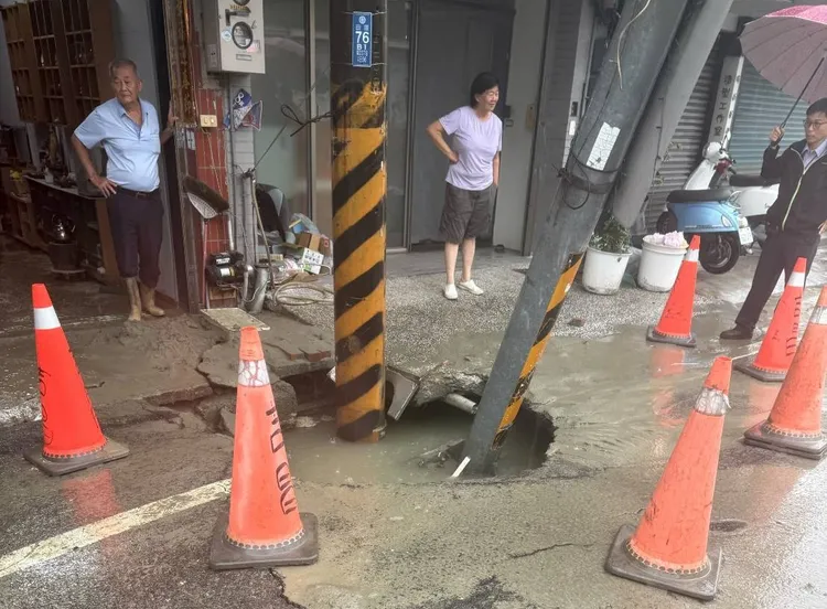 台南市仁德區中正路二段出現路面塌陷，連路牌桿也明顯傾斜，底部周圍也出現凹洞。翻攝畫面
