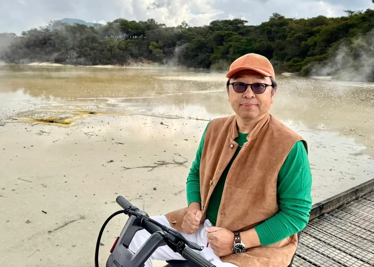 宋思權醫師要大家讓愛與尊嚴來照顧失智症患者。圖取自宋思權醫師臉書