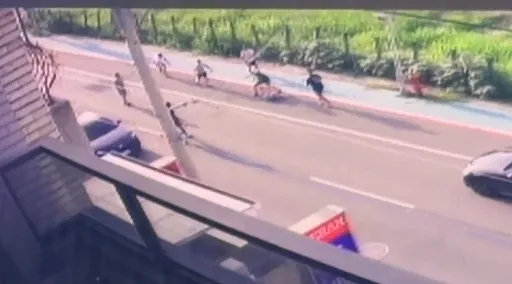 高雄街頭喋血！2輛車衝下一群惡煞　追砍他背腿濺血