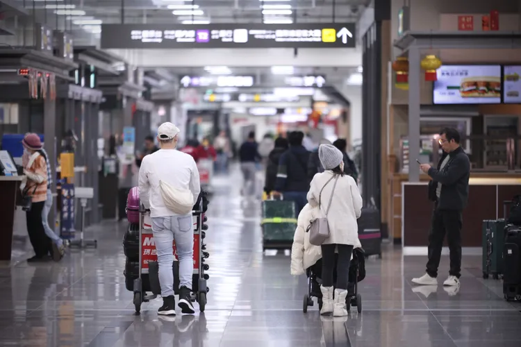 出國不能再帶電子煙回台灣！旅客入境攜帶電子煙，將面臨20萬元以上、100萬元以下罰鍰。示意圖，圖中人物與新聞無關