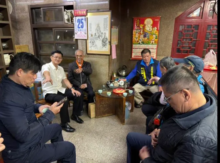新莊分局長陳保緒前往地藏庵與主委等人事前協調溝通。翻攝畫面