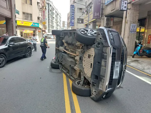 疑操作不當！73歲老翁開車擦撞路邊停車後側翻　驚險畫面曝光
