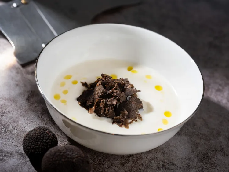 「Bencotto」推出黑松露單點美饌「水波蛋、馬鈴薯泡沫、百里香」。台北文華東方酒店提供