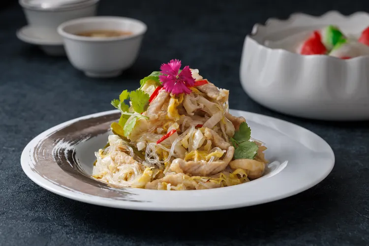 凱華樓新菜單中的「東北酸白菜豬肉絲」酸爽明亮，具開胃效果。JR東日本大飯店台北提供