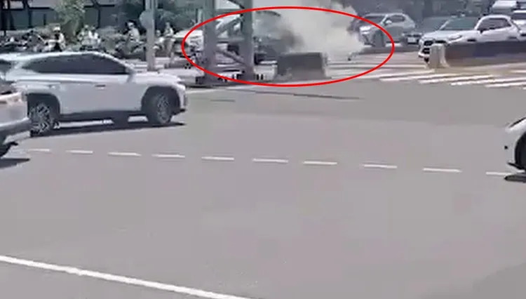 車前引擎蓋冒煙。翻攝畫面