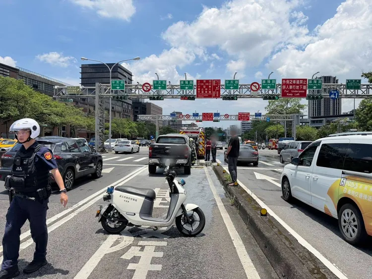 警方到場實施交管。翻攝畫面