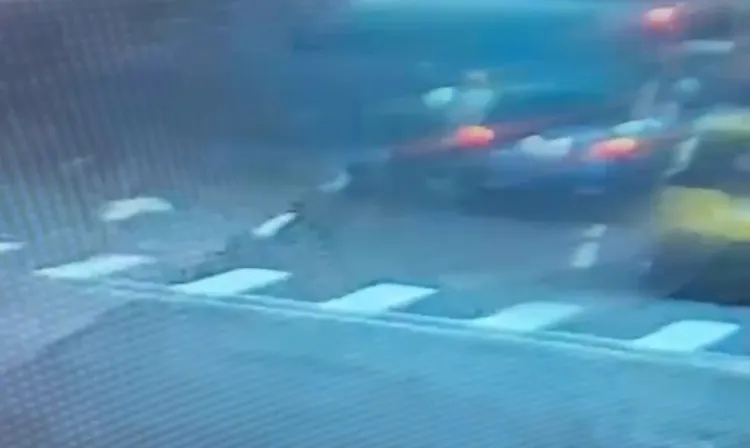 小客車違規停於路邊。翻攝畫面