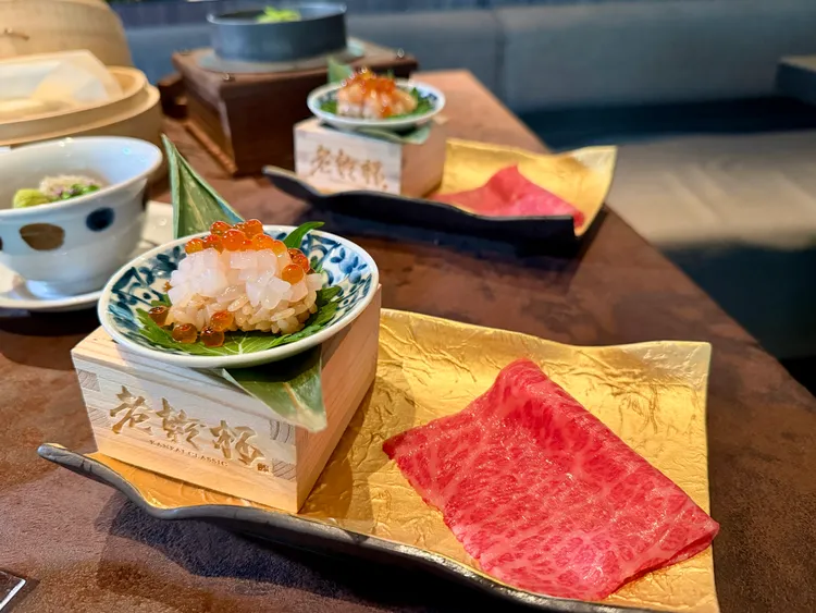 醃漬甜蝦日本和牛燒肉壽司。莊偉祺攝
