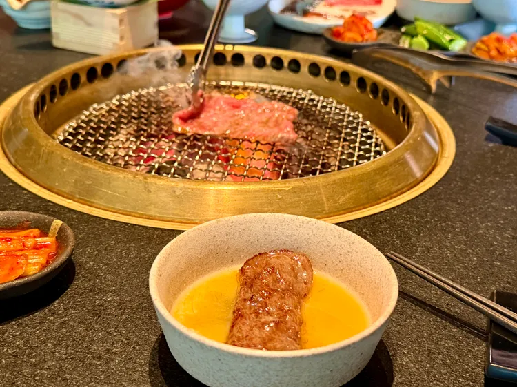 「一肉一醬」全新醬料搭配形式，如「涮涮壽喜燒日本和牛紐約客」等。莊偉祺攝