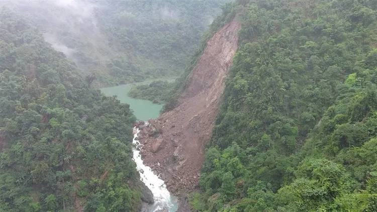 南投縣竹山鎮瑞龍瀑布園區上游加走寮溪（清水溪支流）發生邊坡崩塌。翻攝自農村水保署官網