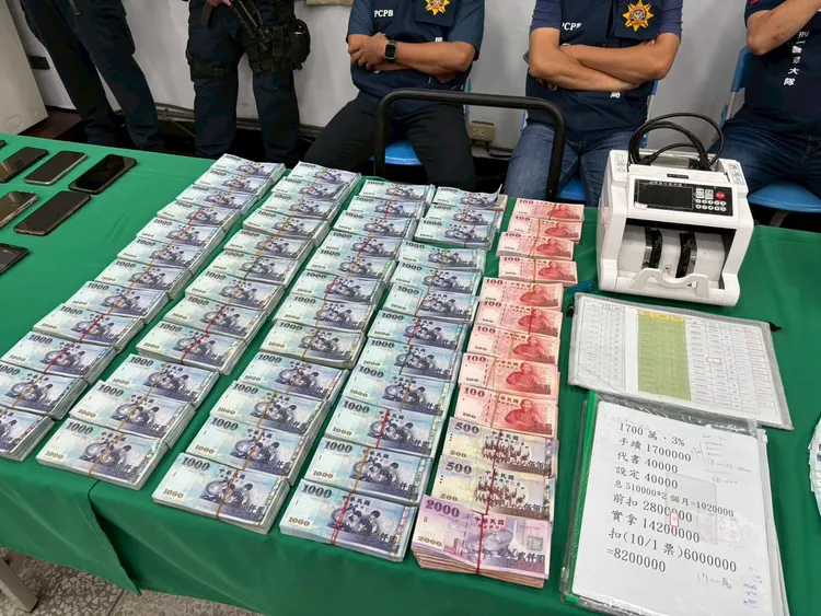 縣警局破獲地下錢莊案件，當場查扣現金480萬餘元。翻攝畫面