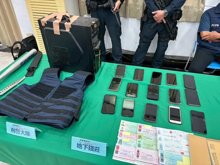 縣警局破獲地下錢莊案件，計放貸金額1億6900多萬元，當場查扣點鈔機、電腦主機、刀械及防彈衣等證物。翻攝畫面