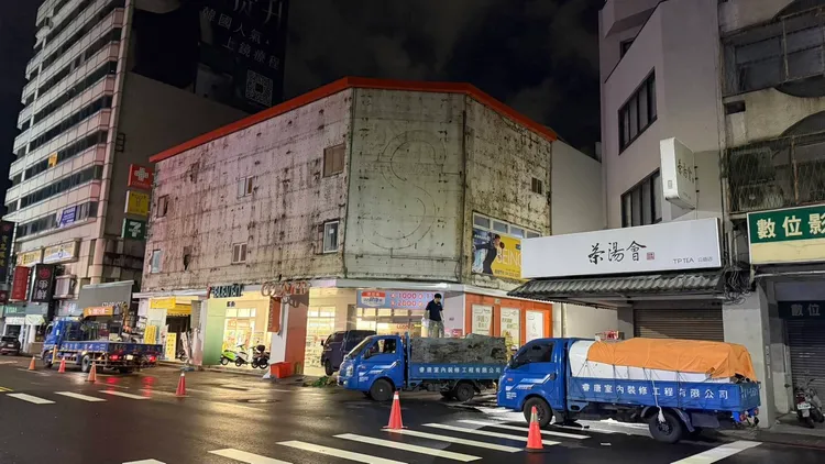 台中市府都發局今15日凌晨4時許完成外牆危險懸掛物拆除作業。市府提供