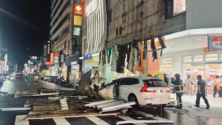 招牌掉落砸中1輛轎車4輛機車。民眾提供