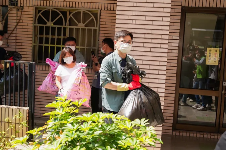 賴瑞隆2日至弱勢家庭進行到宅式清潔與陪伴服務。翻攝畫面