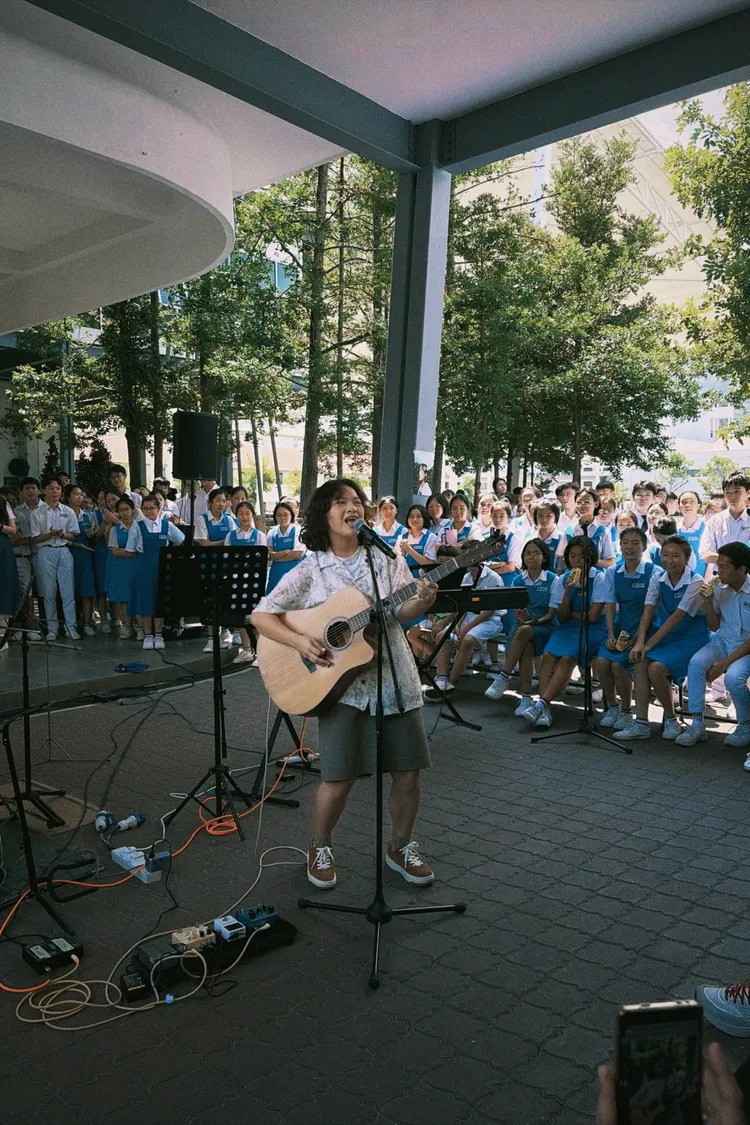 JOYCE 在馬來西亞執行團隊安排下深入校園推廣「吉他復興運動」。瓢蟲音樂提供