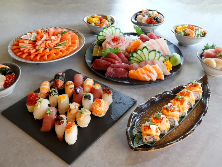 饗樂全日餐廳自助百匯的肥美生魚片、握壽司、和風經典料理。日月千禧提供