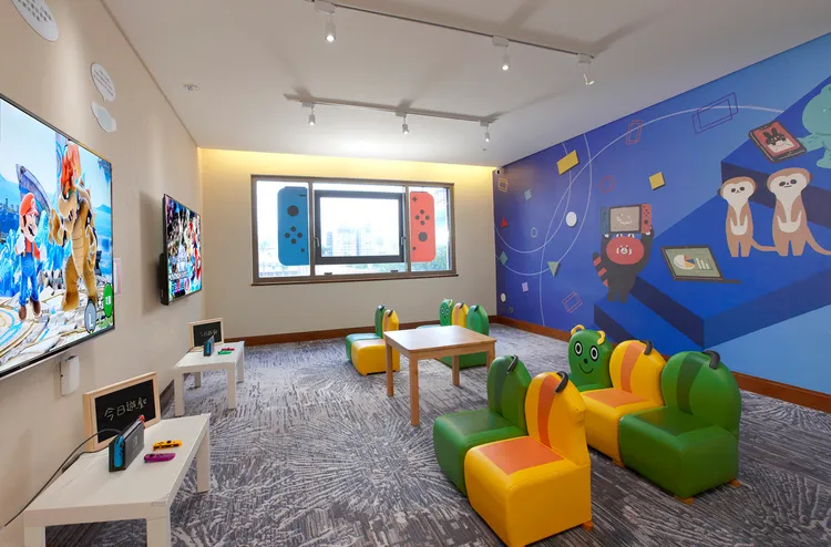 「科技電玩區」設置兩台60吋超大螢幕的Switch遊戲，馬力歐賽車、明星大亂鬥等熱門強檔輪番上陣。台北喜來登大飯店提供