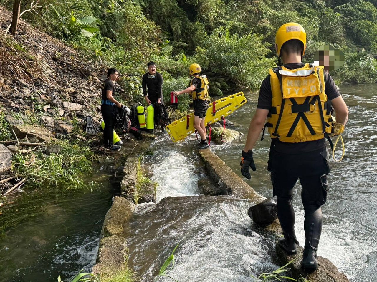 桃園流霞谷男子跳水後失蹤 警消尋獲命危送醫
