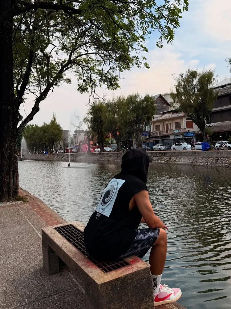 周杰倫近日便以無袖背心搭配粉色Air Jordan。翻攝周杰倫IG