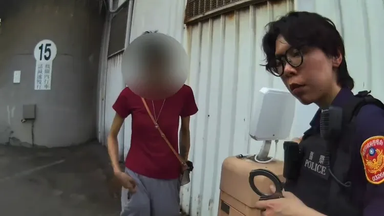 警方查獲欲探監女子身懷毒品。翻攝畫面
