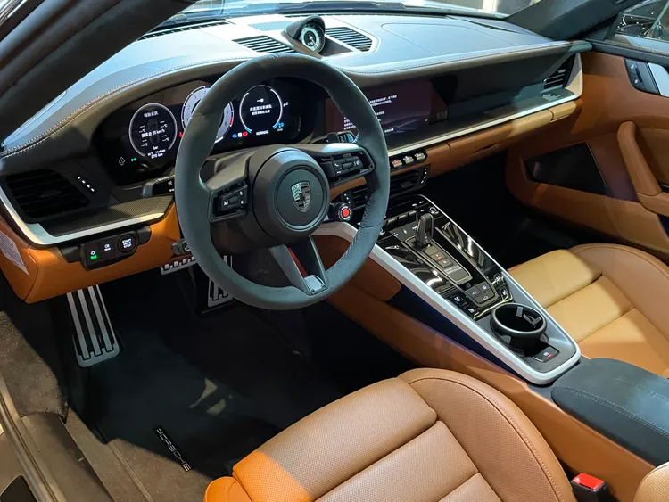 車艙導入專屬Turbonite渦輪黑元素，並標配18向電動跑車座椅、Sport Chrono套件與高階駕駛介面，展現旗艦車型定位。林浩昇攝