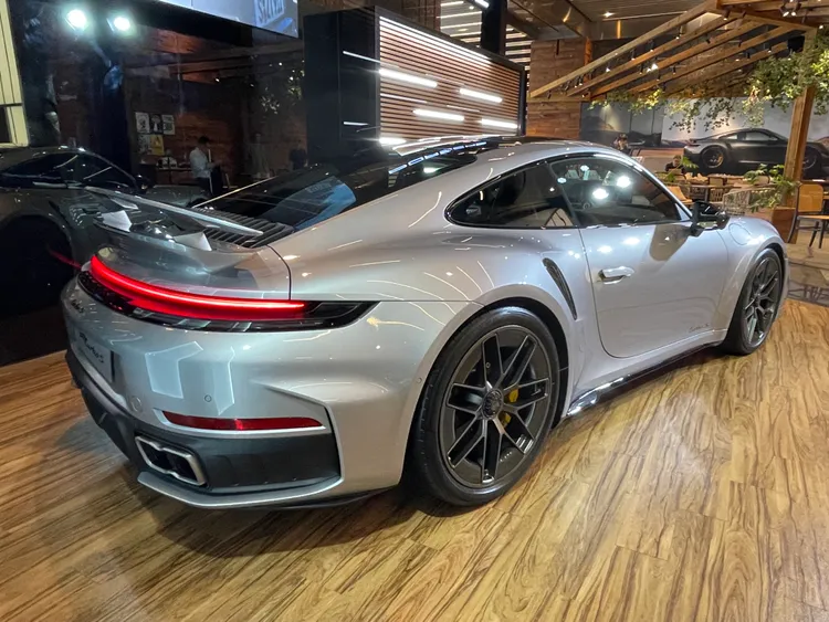 911 Turbo S採用專屬寬體車身、主動式尾翼與鈦合金排氣系統，進一步強化空力效率與旗艦性能跑車識別度。林浩昇攝