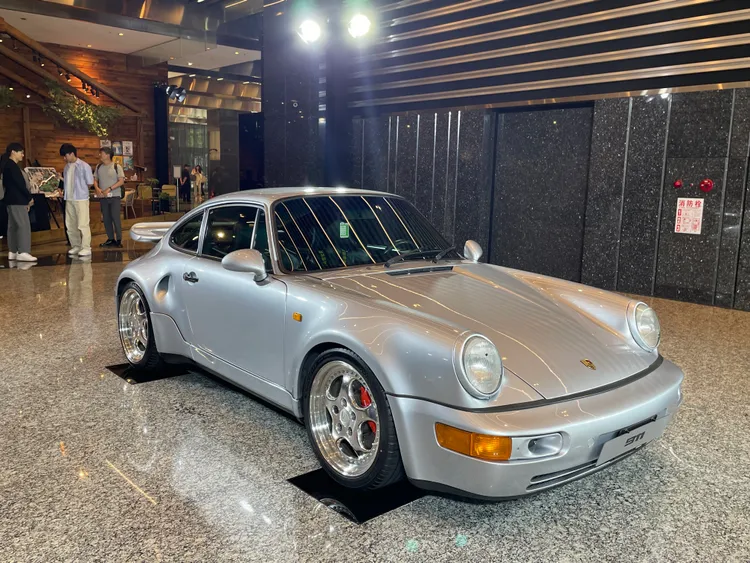 本次更同步展出經典Porsche 964，彰顯911車系六十餘年來持續演進的歷程，以及其始終自成一格的獨特定位。林浩昇攝
