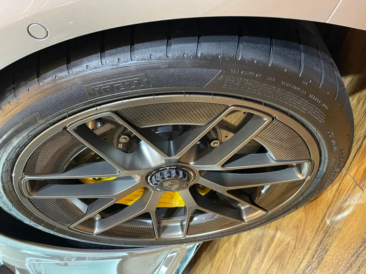 全新PCCB陶瓷複合煞車系統配置保時捷雙門跑車歷來最大尺寸煞車碟盤。林浩昇攝