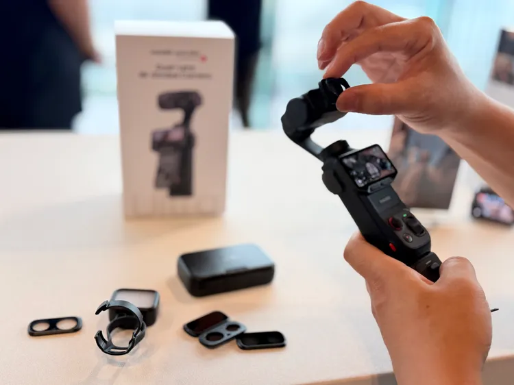 Insta360 Luna Ultra採雙鏡頭雲台設計，現場同步展示多款配件與模組，創作者可依照拍攝情境切換不同使用方式。趙筱文攝
