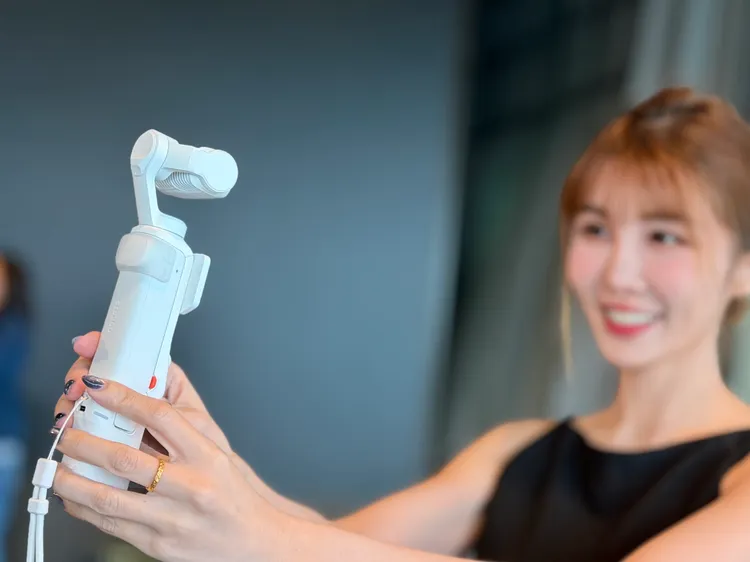 Insta360 Luna Ultra主打個人Vlog創作需求，搭載雲台穩定結構與雙鏡頭設計，使用者可用更輕巧的方式完成自拍、日常紀錄與短影音拍攝。趙筱文攝