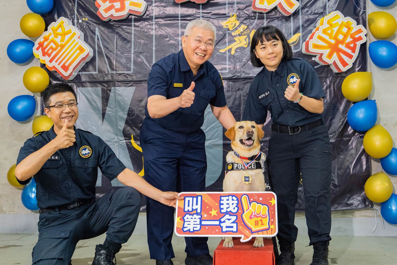 警察節暖心慰勉基層!方仰寧親赴勤務崗位致謝 表揚破億元毒窟功臣警犬