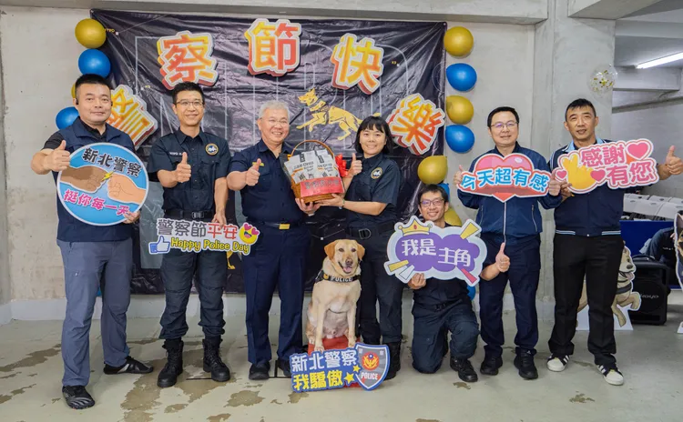 新北警察局局長方仰寧慰問警犬隊同仁，並致贈慰問品及營養口糧向領犬員及警犬夥伴們表達節日祝福與感謝。警方提供