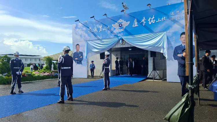 殉職飛官盧季佑、過俊男17日上午在空軍官校南區體育館舉行聯合告別式。民眾提供