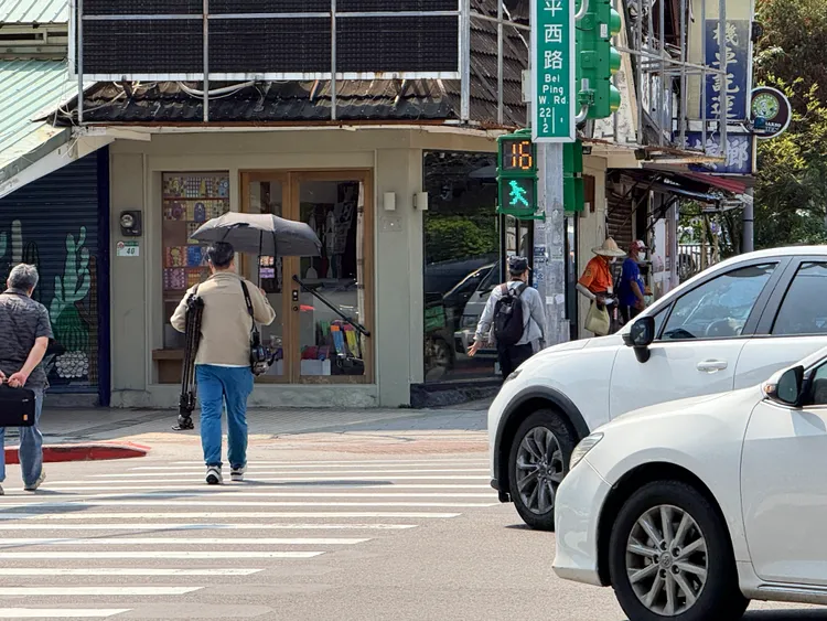 自6月30日起，駕駛未停讓行人造成輕傷，罰鍰由7200元提高至1萬8000元。攝影中心