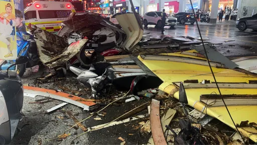 台中大型廣告招牌突掉落　「瑞典坦克」被砸！女乘客毫髮無傷