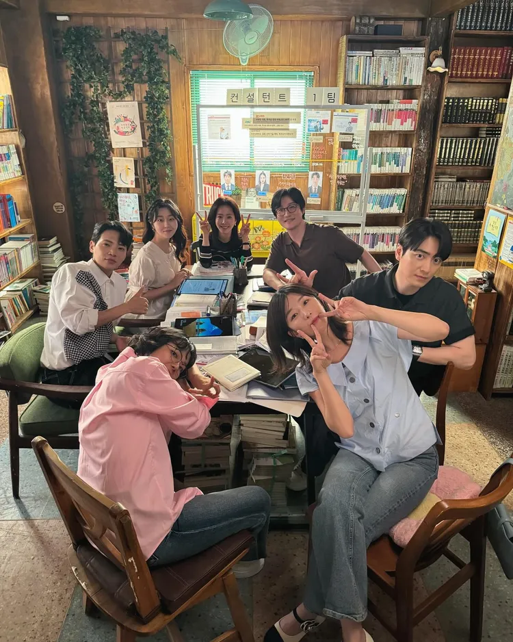 尹可而（右前方）以《我的完美秘書》代理一角打開知名度。翻攝尹可而IG
