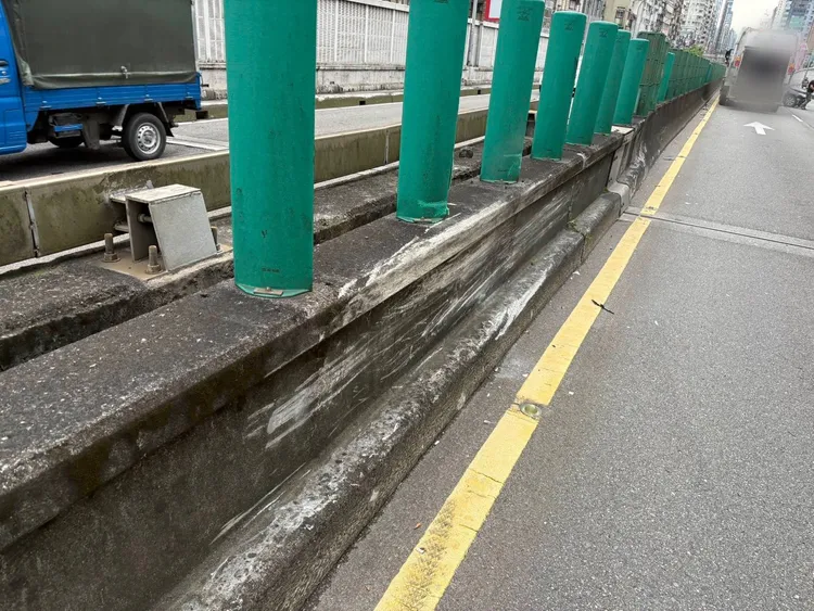 小客車自撞分隔島。翻攝畫面
