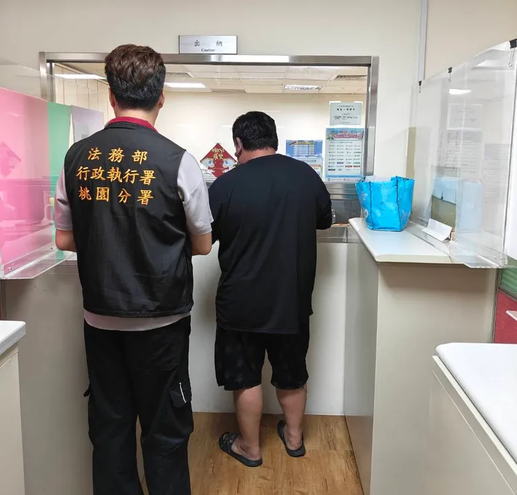 男子至桃園分署繳錢。桃園分署提供