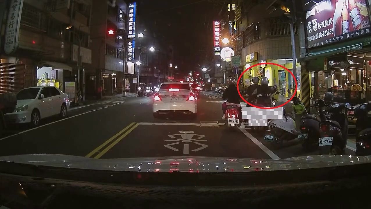 台中恐怖女騎士隨身帶多把鐵槌 停等紅燈無端攻擊用路人遭逮