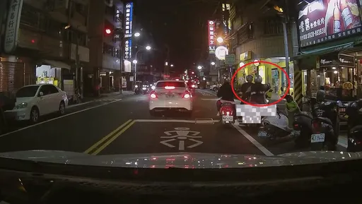 台中恐怖女騎士隨身帶多把鐵槌　停等紅燈無端攻擊用路人遭逮