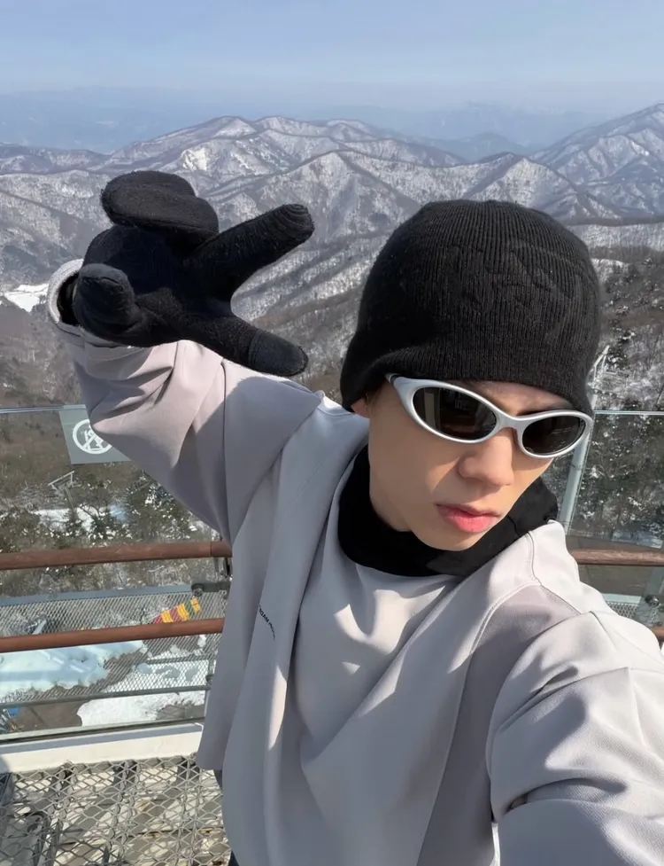 派偉俊曬出跟雪景的合照。翻攝派偉俊IG