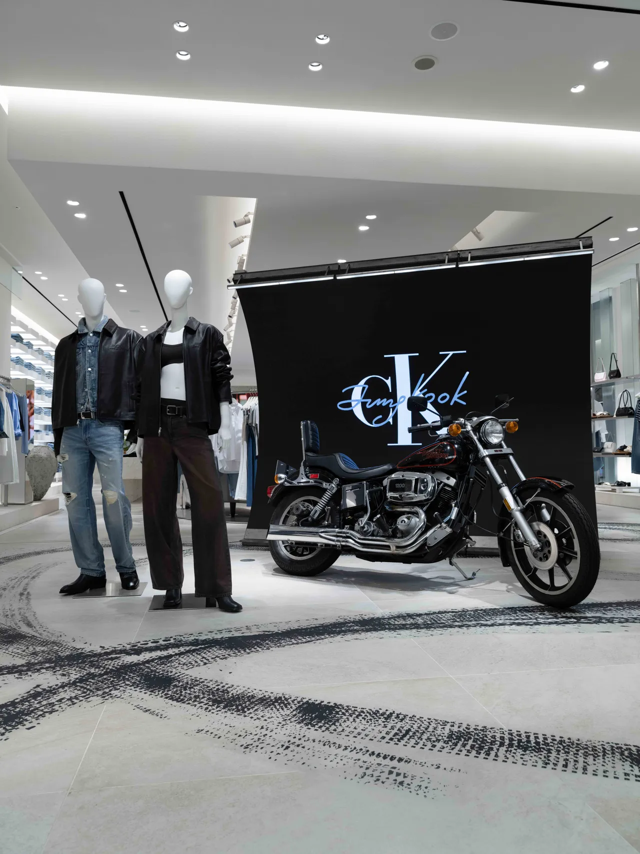Calvin Klein東京原宿旗艦店登變身賽車主題的沉浸式感官空間。品牌提供